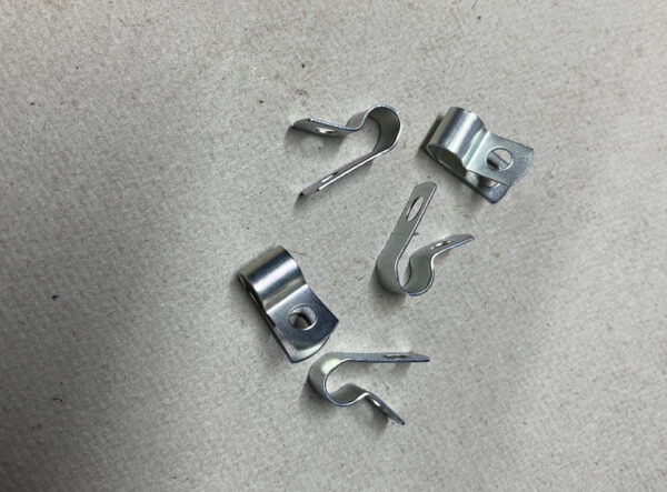 Attaches tuyau de essence, embrayage, frein Diam. 8