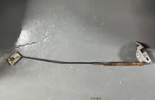 Tringlerie de porte gauche (tringle+gache+serrure)